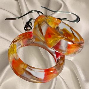 Pendientes colgantes de resina elegantes de alta calidad hechos a mano con diseño floral seco real para amantes de la moda a precio mayorista - Product Image 3