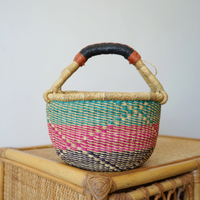 Panier Bolga décoratif avec poignée en cuir fait à la main au Ghana pour les achats écologiques et le stockage à domicile
