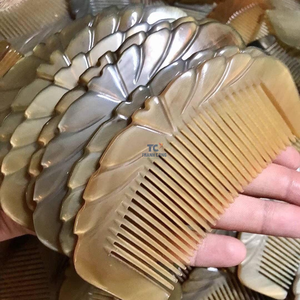 Peine de cuerno hecho a mano Natural de alta calidad Peine para el cabello Hecho en Vietnam Grabado de logotipo aceptado - Product Image 4