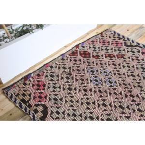 Alfombra Kilim Turca Vintage de 5.6x8.9 pies, Alfombra Grande de Lana con Diseño Geométrico Rosa - Product Image 5