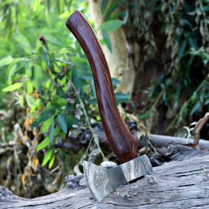 Hache de camping professionnelle en acier de Damas, tête en acier à motif artisanal avec manche en bois naturel pour la chasse et le bushcraft - Product Image 2