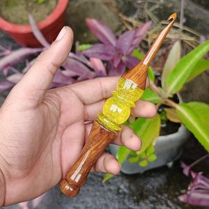 Agujas de ganchillo de resina y madera únicas, agujas de tejer pulidas naturales de alta calidad para el mejor palo de hilo de regalo para mujer en varios tamaños OEM - Product Image 1