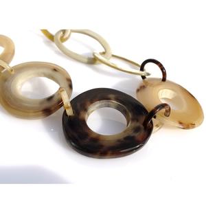 Collier long en acrylique pour femmes, style vintage très demandé, couleur ambre écaille de tortue, forme de plaque en corne de bœuf, chaîne à maillons - Product Image 6