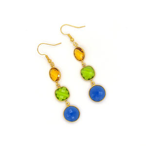 Boucles d'oreilles pendantes bohèmes faites à la main avec fleurs et pierres précieuses multiples |   Citrine, péridot, bleu encre, calcédoine |   Plaqué or 18 carats sans nickel - Product Image 2