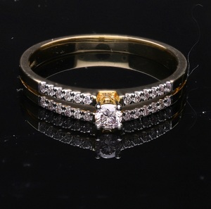 Anillo Clásico de Oro Blanco de 14K con Baño de Rodio para Mujer, con Diamantes Naturales de Corte Brillante y Diseño de Doble Banda con Centro Engastado en Puntas - Product Image 2