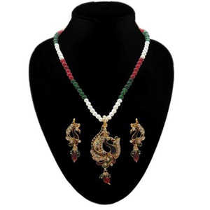 Pendentif Kriaa Vintage Meenakari rouge serti de diamants en plaqué or 18 carats pour cadeaux bijoux fins - Product Image 1