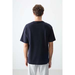 เสื้อยืดผู้ชายสีกรมท่า ผ้าฝ้ายเนื้อนุ่ม หนา พิมพ์ลาย ทรงโอเวอร์ไซส์ - 88373 - สีกรมท่า - Product Image 5