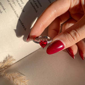 Anillo de Plata con Corazón Rojo Brillante de Talla Única, Moderno y Elegante, con Baño de Rodio en Oro Rosa de 18K - Product Image 2