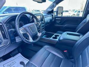 GMC Sierra 2500HD Denali Crew Cab SB 4WD 2018 Usada en Buen Estado - Product Image 5