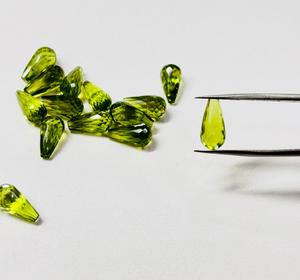 Peridoto Natural 6x12mm Gotas de lágrima Corte de lujo Fabricante de piedras preciosas Precio al por mayor Semi piedras sueltas Joyería - Product Image 2
