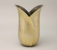 Vases modernes chics en métal doré inspirés des tulipes Sculptures décoratives sophistiquées pour n'importe quelle pièce