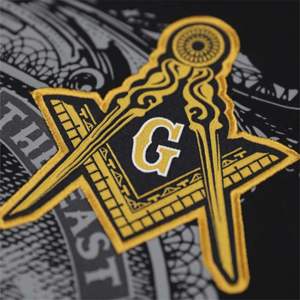 T-shirt graphique Mason | T-shirt noir 100% coton | Impression et broderie du logo de l'équipe sur le devant | Vêtements de sororité et de fraternité - Product Image 3