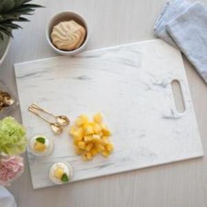 Tabla de cortar de mármol ligera de primera calidad que es fácil de manejar pero lo suficientemente duradera como para soportar el uso diario en la cocina - Product Image 1