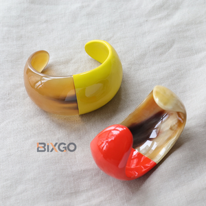 Pulsera de cuerno de búfalo lacado en forma de C hecha a mano pedidos al por mayor personalizados aceptados diseño de brazalete de moda hecho a mano en Vietnam - Product Image 2