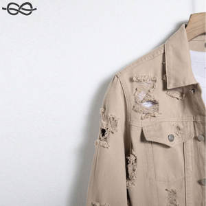 Veste en jean déchirée à poche à rabat effilochée pour hommes style rappeur de fête kaki uni avec poche à boutons kaki et vestes déchirées au design - Product Image 3