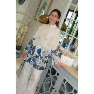Ensemble de costume pour femmes en mousseline de soie ivoire 100% coton respirant avec broderie florale - Product Image 2