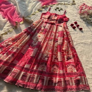 VASTRA COTTAGE Vestido Largo Anarkali de Seda Organza Pura con Estampado Digital y Dupatta de Organza con Encaje, Diseño Exclusivo - Product Image 3
