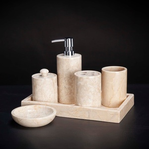 Elegante y Moderno Juego de Baño de Mármol Ecológico de Cinco Piezas: Bandeja Rectangular, Jabonera, Vaso, Dispensador y Soporte para Hisopos, Fácil de Limpiar - Product Image 1