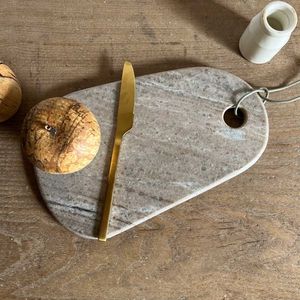 Planche à découper élégante en marbre naturel pour cuisines haut de gamme avec un look moderne et élégant et une surface polie lisse - Product Image 2