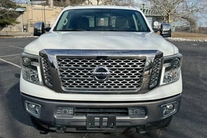 Nissan Titan XD Platinum Reserve 2016, moteur 5.0L Turbodiesel V8, transmission automatique (6 vitesses), propulsion arrière. - Product Image 2