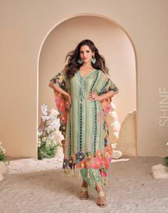 Shalwar Kameez de Invierno con Bordado de Tulipanes Hecho a Mano, Estilo Indio, Viscosa, Crepé, Seda, Organza, Gota Patti, Kaftan, Ropa Formal - Product Image 2