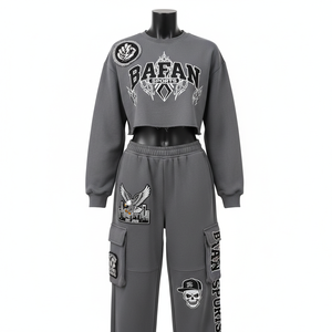 ชุดเซ็ตเสื้อครอปสเวตเชิ้ตผ้าฟลีซคอตตอนโพลีเอสเตอร์พรีเมียม 320 GSM และกางเกงจ็อกเกอร์คาร์โก้ สีเทา ปักโลโก้ สำหรับผู้หญิง - Product Image 2