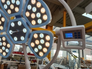 Bestseller 5-Blatt Deckenmontierte LED Metall-OP-Leuchte mit 160.000 Lux Beleuchtung CE <span class=keywords><strong>ISO</strong></span> Zertifiziert 2 Jahre Garantie - Product Image 3