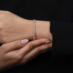 Bracelet tennis unique en diamant de laboratoire émeraude avec sertissage en bélière, argent sterling, 2,42 carats, clarté VS, bijoux de mode - Product Image 4