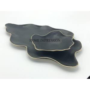 Lot de 3 plateaux en métal robuste enduit de poudre de couleur noire de forme ronde avec poignée en bois à l'aspect accrocheur à un prix impressionnant - Product Image 5