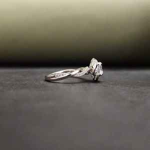 แหวนหมั้นเพชรเม็ดเดี่ยวจากหินธรรมชาติ ทองคำแท้ 18KT สแตนเลสสตีล สำหรับทุกเพศ ทันสมัย ใส่ได้ทุกวัน DOPE JEWELLS รับรองโดย IGI - Product Image 4