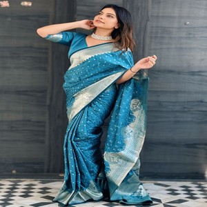 Sari Banarasi Antiguo de Seda VASTRA COTTAGE, con Bordado Plateado Zari, Tejido a Mano, Pallu con Diseño de Pavo Real, Estilo Festivo Pastel, con Blusa Combinada - Product Image 5