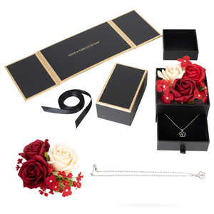 Set Regalo Personalizzato con Catena in Platino e Rose, Scatola per Gioielli a Forma Speciale per Regali - Product Image 3