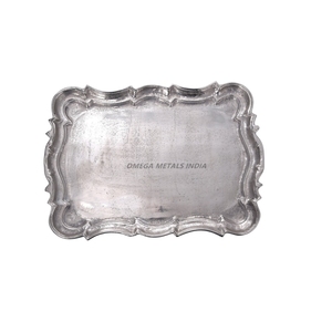 Plateau de service rectangulaire en or vintage avec un design découpé complexe et des poignées robustes pour des expositions et des rassemblements élégants - Product Image 4