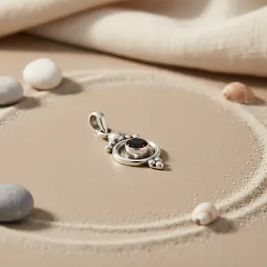 Pendentif en grenat à facettes géométriques pour femmes - Argent sterling plaqué rhodium - Bijoux tendance - Product Image 2