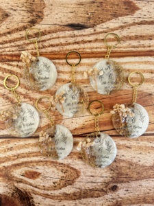 Llavero de Resina Personalizado con Epoxy Dorado, Recuerdos de Boda, Corazón, Redondo, Floral, Regalos para Invitados de Despedida de Soltera y Compromiso - Product Image 4