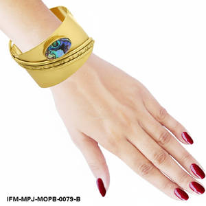 Brazalete de Latón con Concha de Abulón Hecho a Mano, Brazalete Ancho en Tono Dorado, Joyería Bohemia Iridiscente con Madreperla - Product Image 3