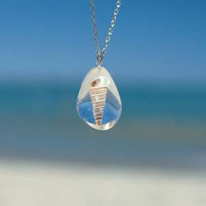 Vente en gros de modèles de chaînes en or faits à la main, bijoux en résine, cristal plaqué or, fleurs séchées, colliers avec pendentif chapelet - Product Image 1