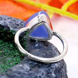 Bague en calcédoine bleue Trillion, argent sterling 925, fabrication artisanale, bijoux fins, sertissage invisible, motif géométrique, placage rhodium - Product Image 6