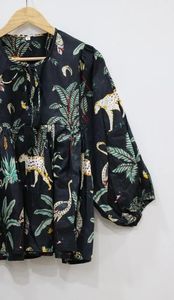 Kyra ชุดเดรสโลโก้ด้านหน้าแบบเสื้อทูนิคอลึกพิมพ์ลายป่าขนาดเล็กสไตล์ลำลอง - Product Image 2