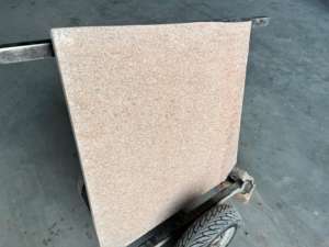 Losa flameado de granito de arena de marfil a un precio económico, diseños intrincados, azulejo de piedra natural pulido para proyectos Premium, losa grande - Product Image 3