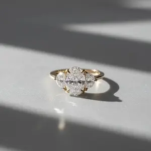 Anillo de compromiso de tres piedras con forma ovalada de 2 quilates, solitario de diamante cultivado en laboratorio, VS Clarity EF, Color, corte en oro de 14K, joyería para mujer - Product Image 1