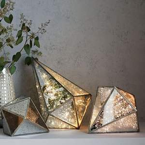 Beau terrarium en métal et en verre fait à la main pour la décoration de table de jardin de maison moderne affichage de plantes d'intérieur et d'extérieur - Product Image 1