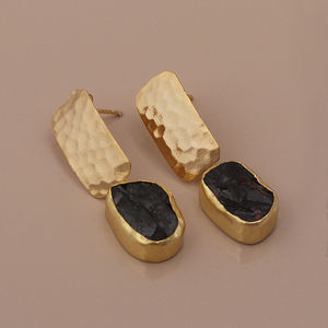 Vente en gros de pinces de serrage à texture martelée pour boucles d'oreilles en pierre brute de grenat naturel plaqué or à la main Fourniture d'accessoires de mode - Product Image 5