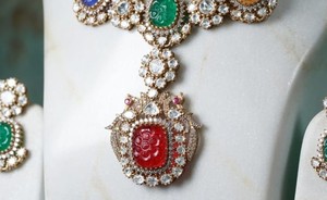 Conjunto de Collar y Aretes de Diseño de Lujo Chapado en Oro con Piedras Polki, Joyería Nupcial para Bodas y Celebraciones - Product Image 4