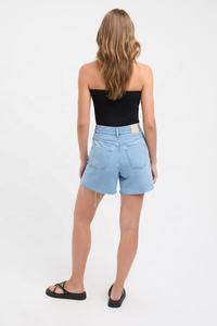 Shorts en jean tendance, coupe décontractée qui s'adapte au corps, coupe droite, design à cinq poches, confectionné en coton. - Product Image 2