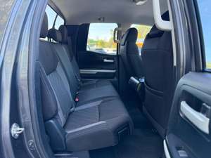 CLEAN 2014 To-yo-ta Tund-ra SR5 Doble cabina 5.7L 4WD - Product Image 3