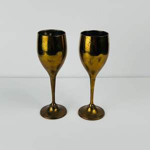 Copa de vino de metal antigua, elegante y lujosa, con detalles artesanales y forma única para decoración del hogar y bares. - Product Image 2