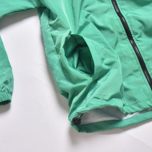 Haute qualité Logo hommes femmes Softshell respirant mince veste légère en plein air imperméable et coupe-vent veste de randonnée - Product Image 4