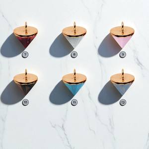 Pierre précieuse d'onyx noir 10x11 MM pointe en forme de cône plaqué or pendentif à breloque à caution unique - Product Image 4