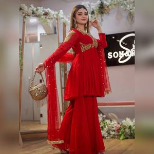 ชุดเสื้อผ้าสตรีแบบหรูหรา ผ้าจอร์เจตต์ ประกอบด้วยเสื้อและกางเกงขายาวปักลายด้วยด้ายอย่างสวยงาม พร้อมผ้าคลุมไหล่ผ้าจอร์เจตต์ เหมาะสำหรับใส่ในโอกาสสบายๆ - Product Image 4